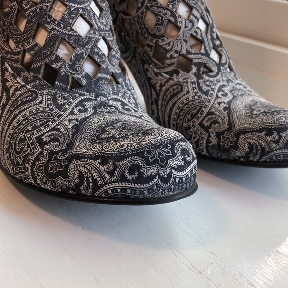 JOHN Fluevog Baroque Murillo Diamond Perforated Boot size 10 paisley print - Picture 6 of 16